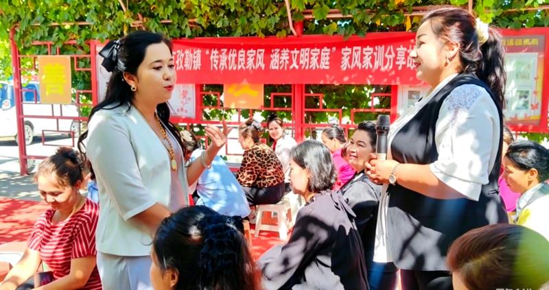 活动现场,辖区妇女群众齐聚一堂。现场群众代表依次上台,结合自身生活经历,分享自家的家风故事,讲述孝老爱亲、勤俭持家、邻里互助的真实感悟。(玛依拉·阿卜来提 摄)