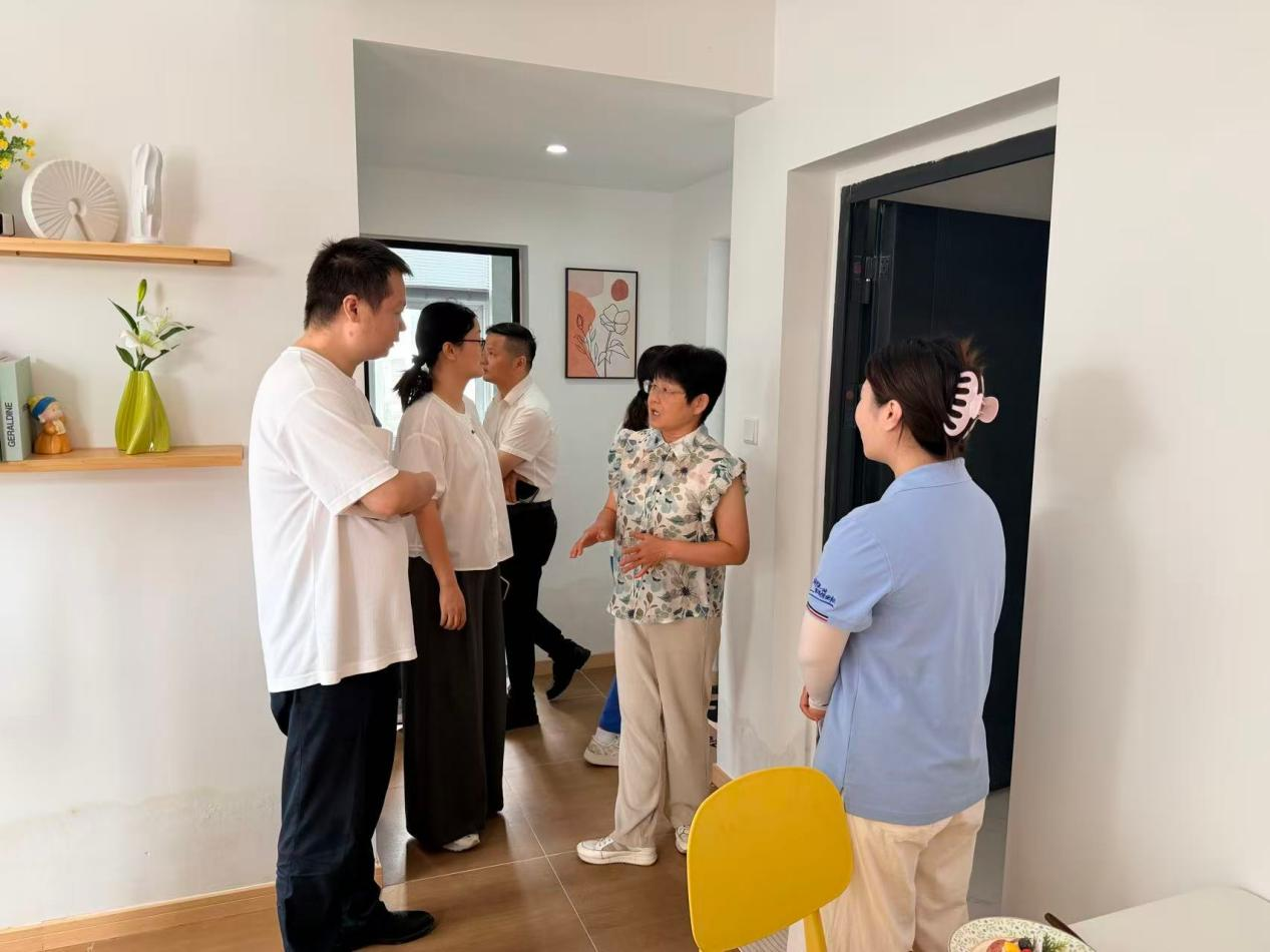 视察现场(许洁 摄)