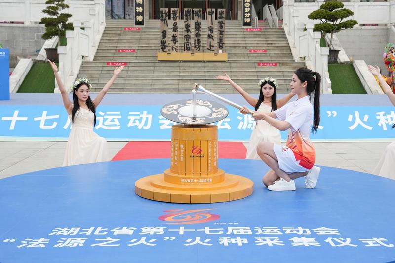 线下火炬传递(何子丹 摄)