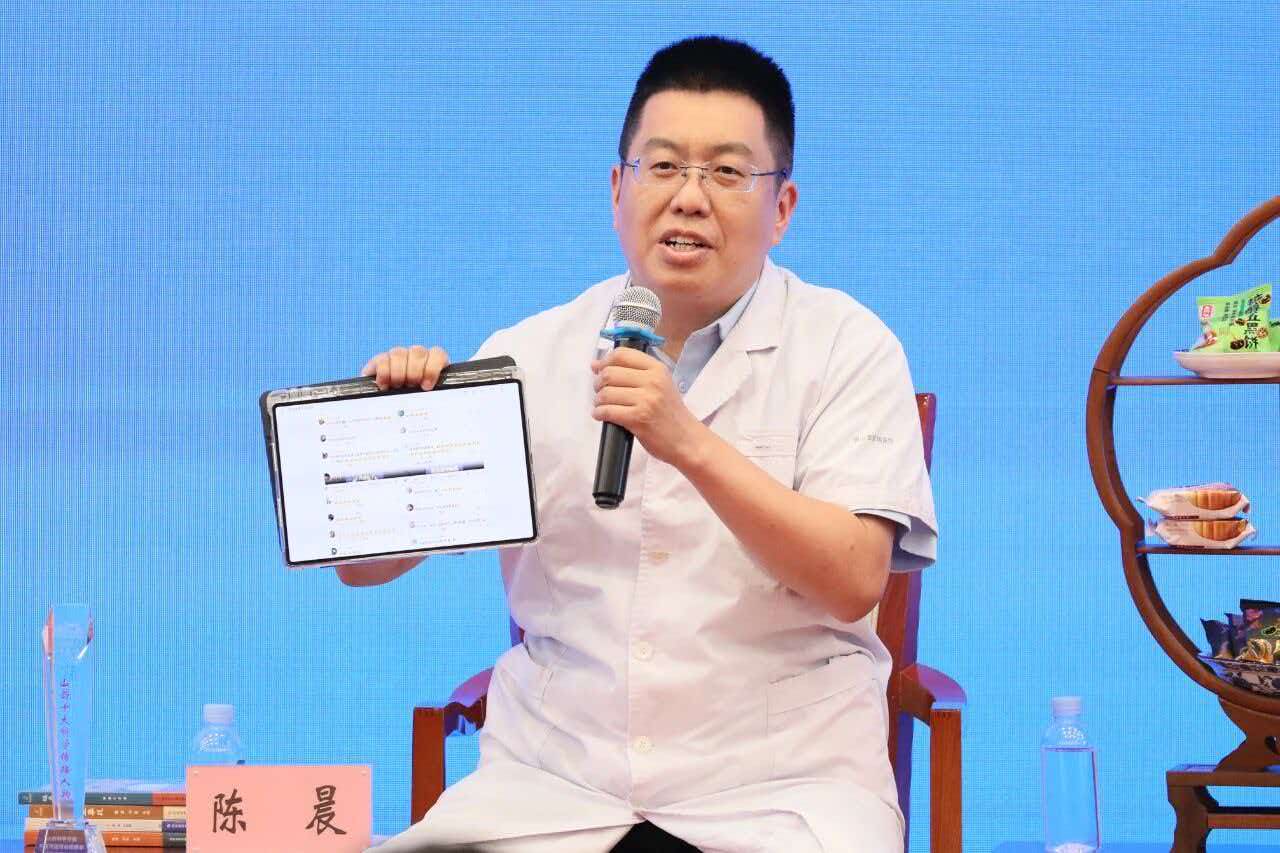 陈晨做现场科普 (周志敏 摄)