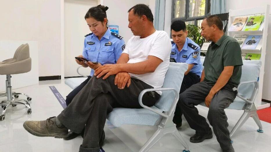 民警辅警提供“一对一”专属全程帮办服务(周修俊 摄)
