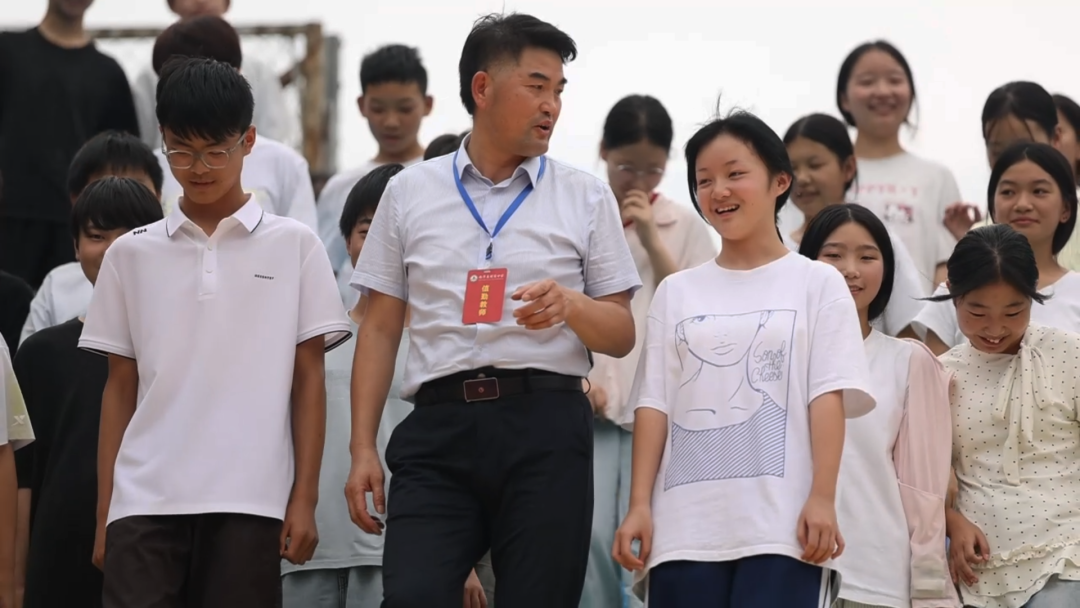 高鸣(第一排左二)正在和学生交流(董晓旭 摄)