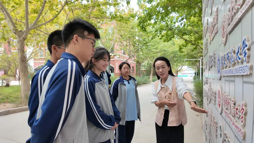 课后,李玉霞与学生谈心、疏导压力。(上官新宇 摄)