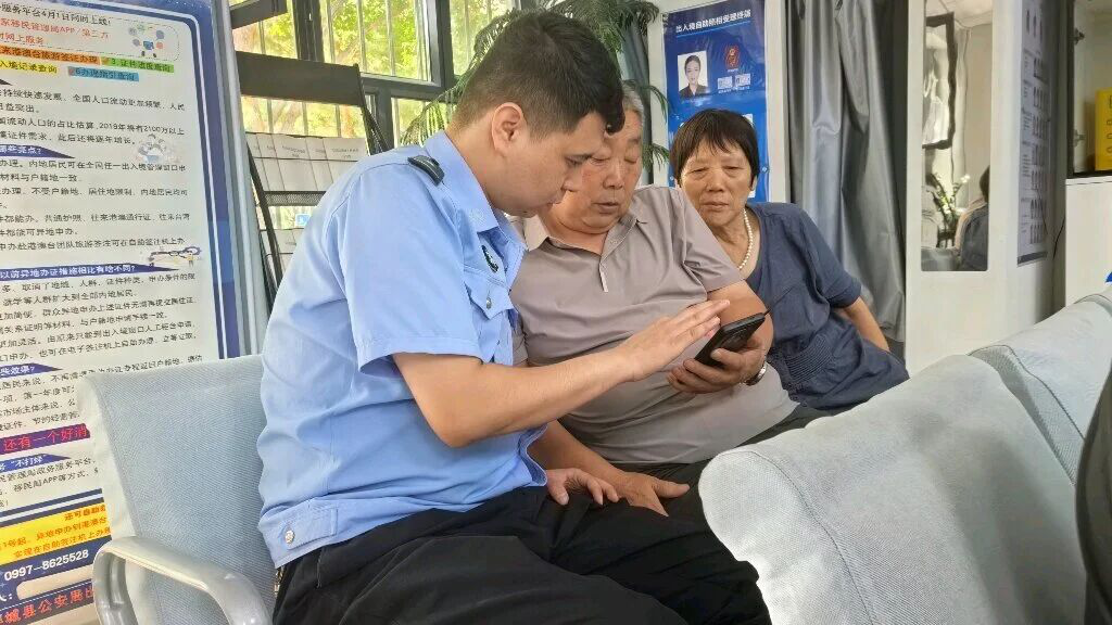 民警辅警指导老年人办理业务(周修俊 摄)