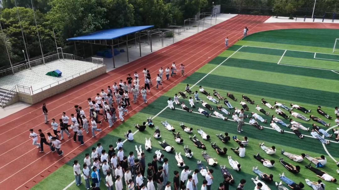 学生在操场上锻炼(董晓旭 摄)