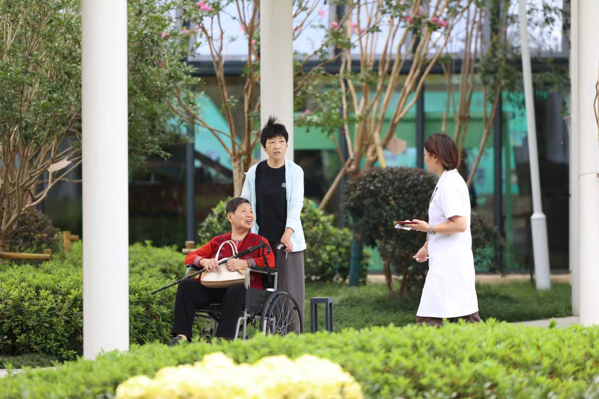服务长者现场 (潘红军 摄)