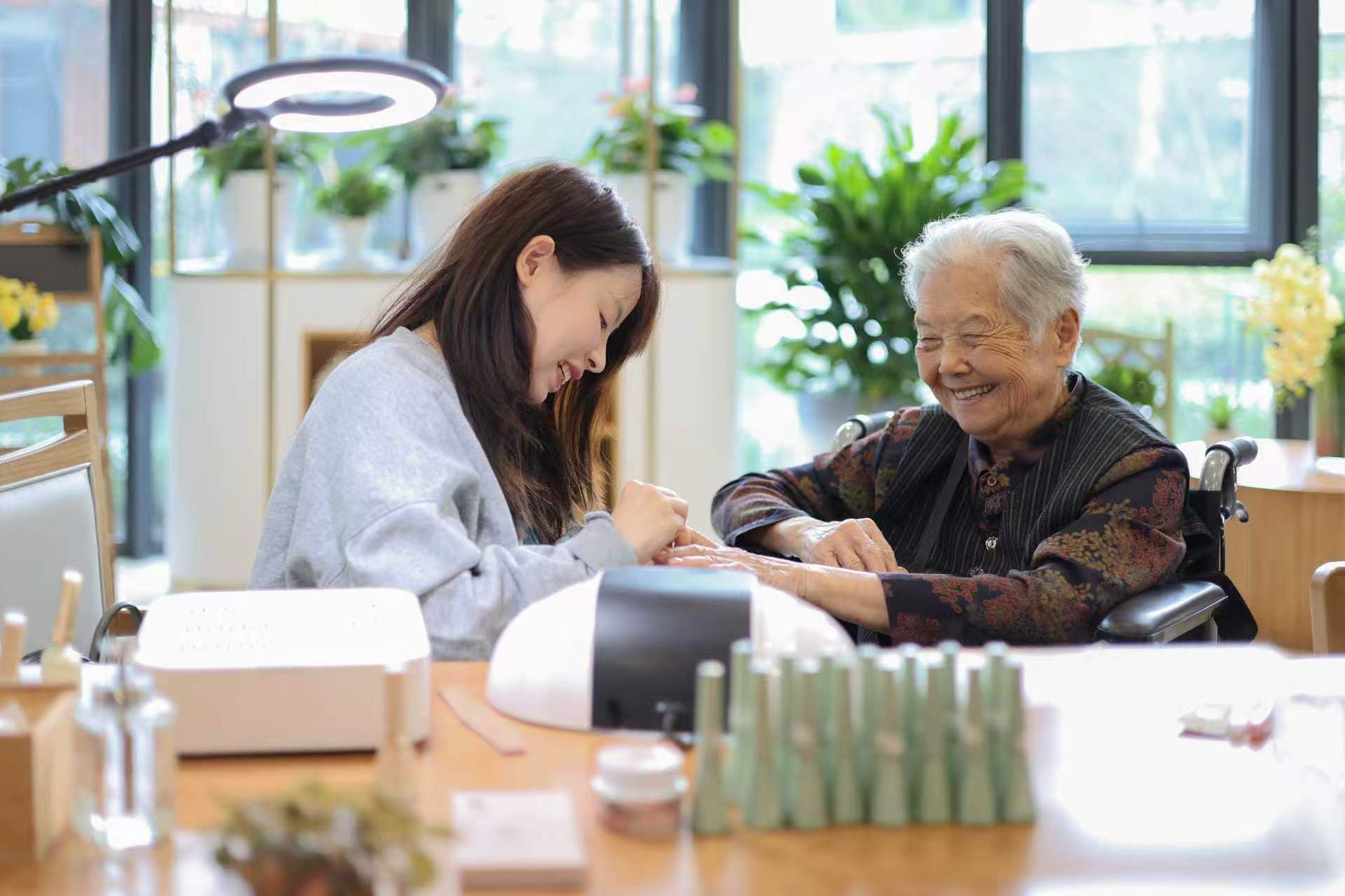 服务长者现场 (潘红军 摄)