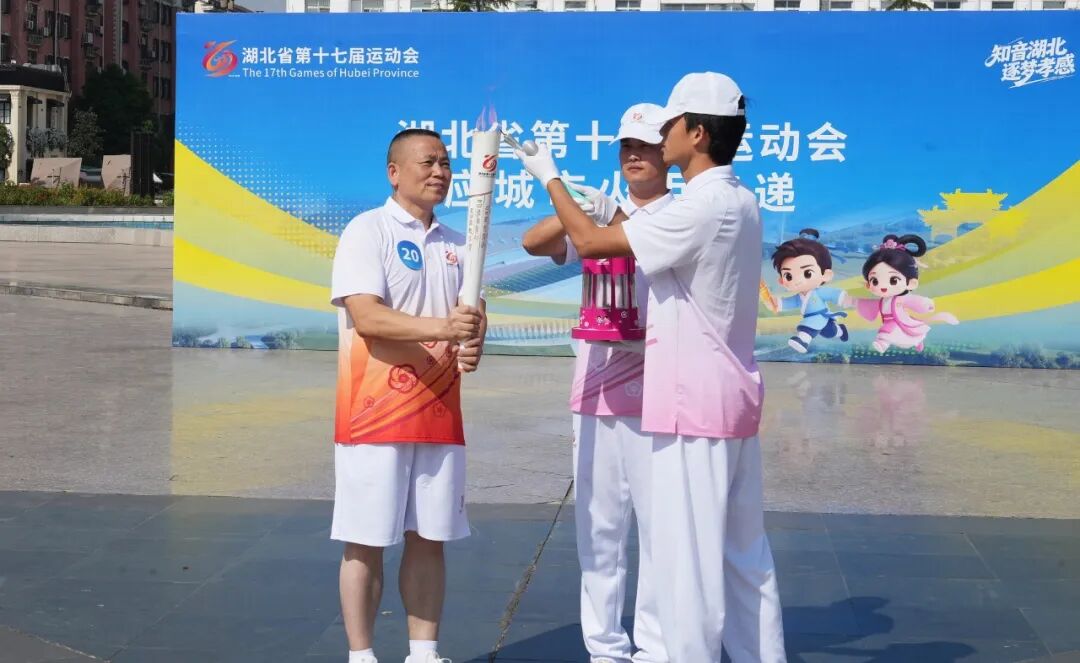 最后一棒火炬手顺利完成传递(张梓杰 摄)