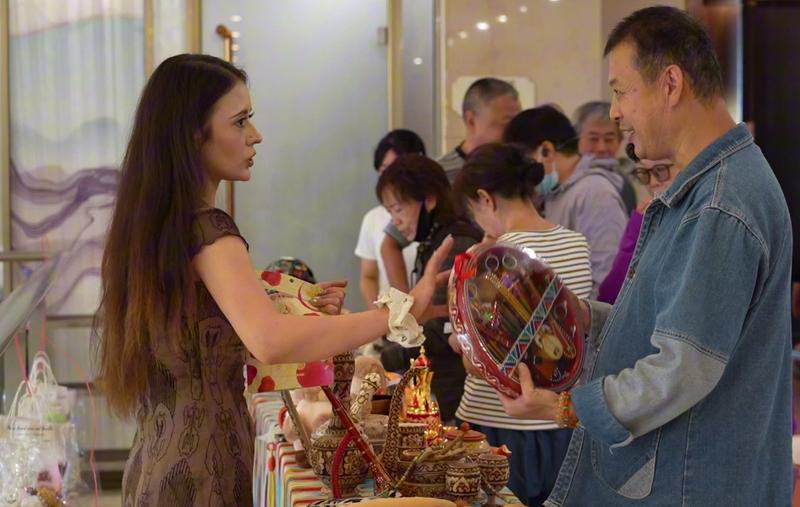 郑州市民咨询阿克苏市特色文创产品(王旭 摄)