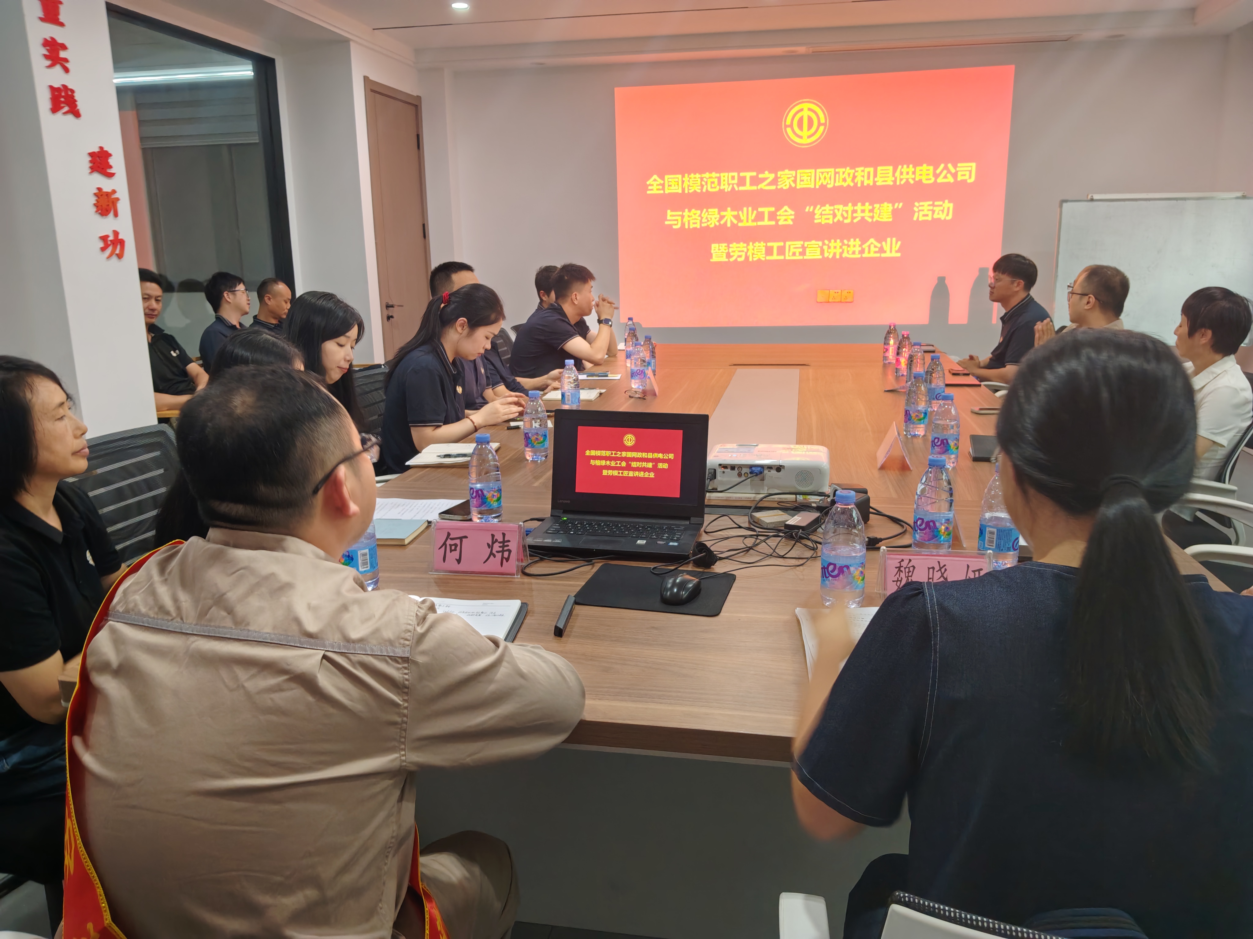 国网政和县供电公司组织劳动模范走进企业开展安全用电宣讲。(王素萍 摄)