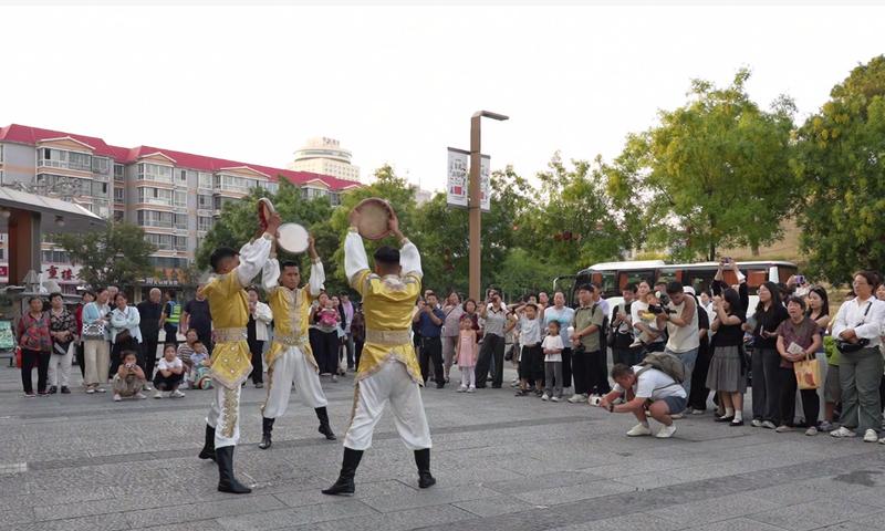 阿克苏市文旅团队在郑州开展户外路演推广(王旭 摄)