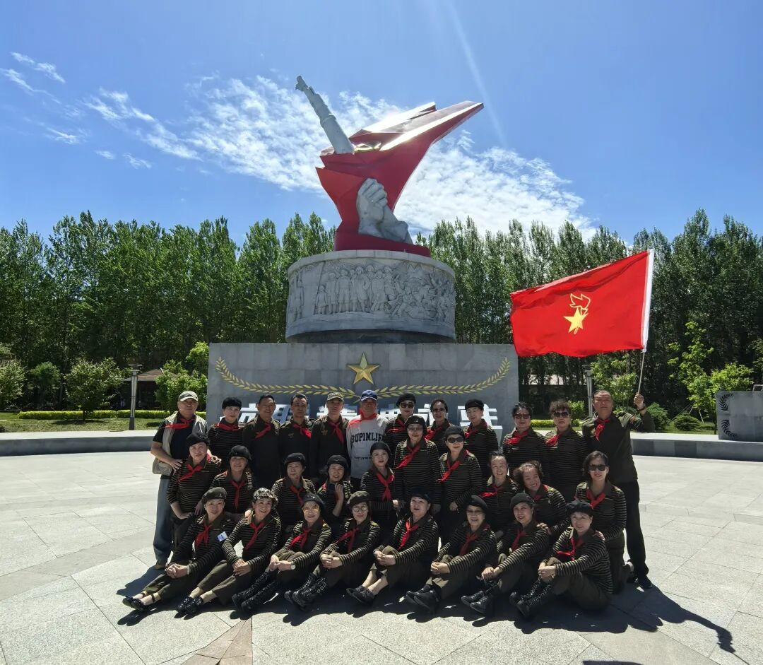 桦南县老干部艺术团在“六一”期间组织团员开展主题活动(王硕 摄)