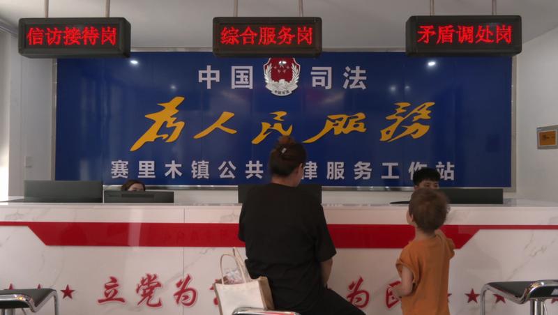 群众在协同服务阵地办理业务(高娇娇 摄)