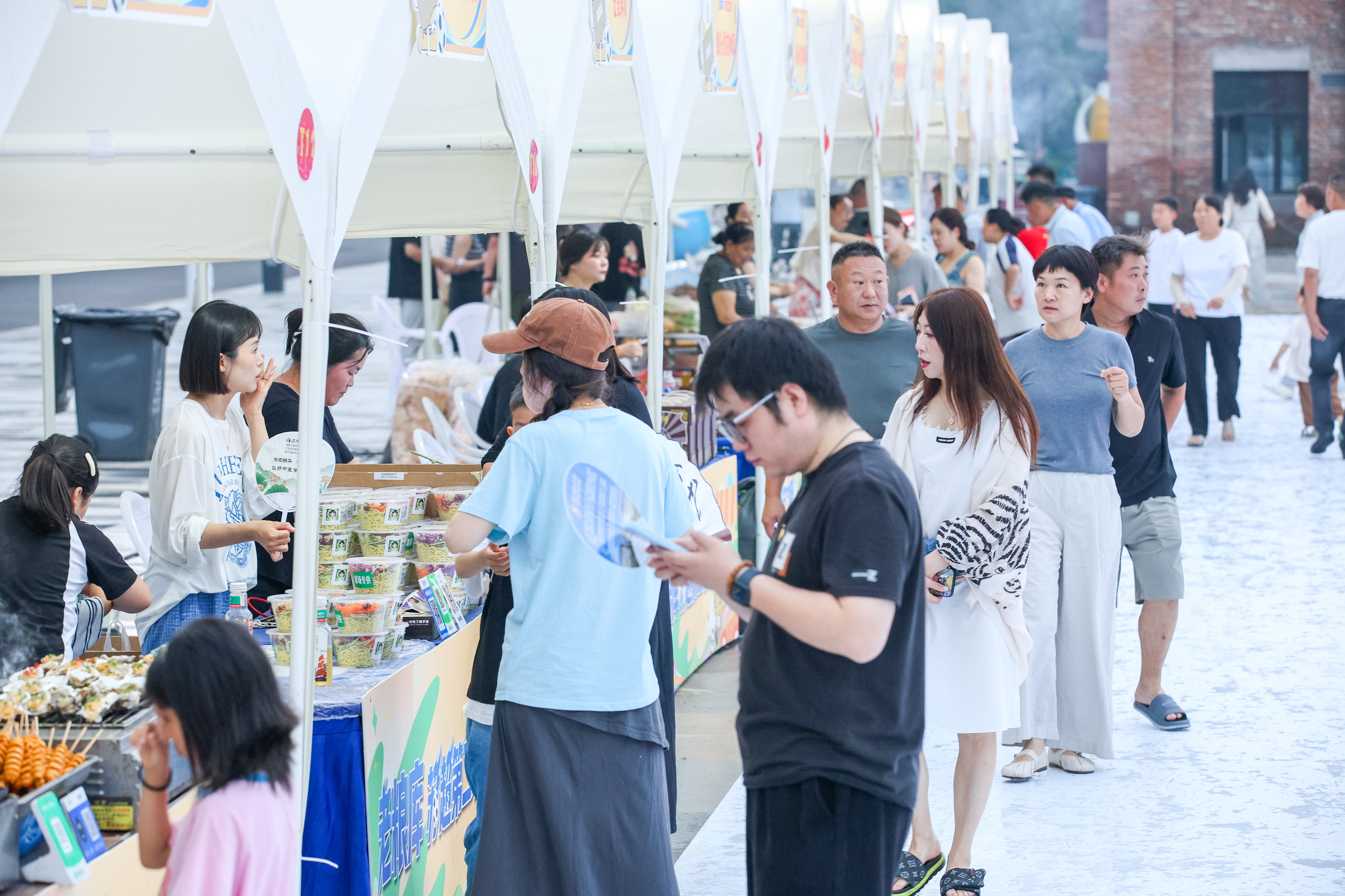 宿豫区“第二现场”外的一站式集齐美食市集(钱进 摄)