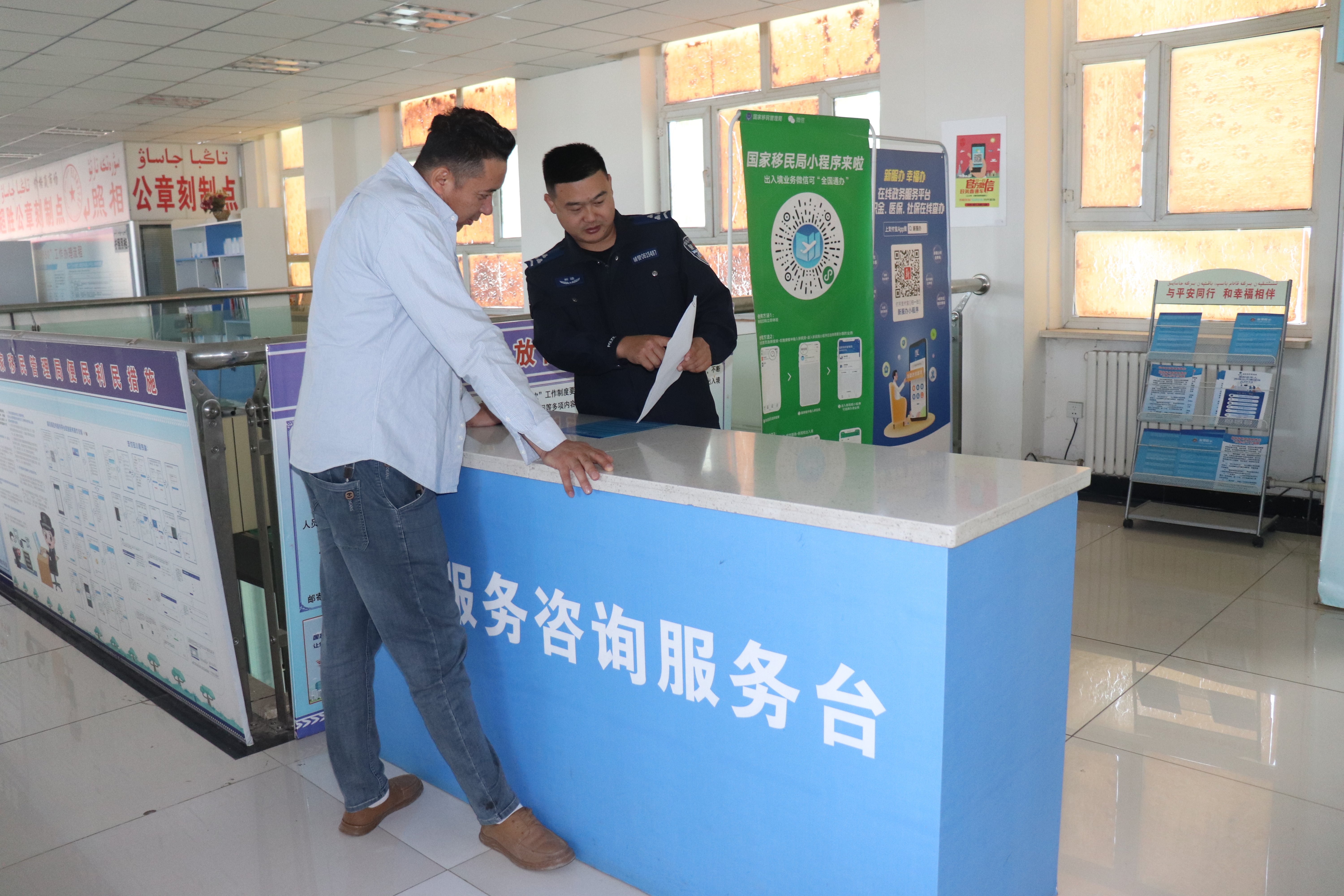 为群众提供咨询服务(古丽努尔 摄)