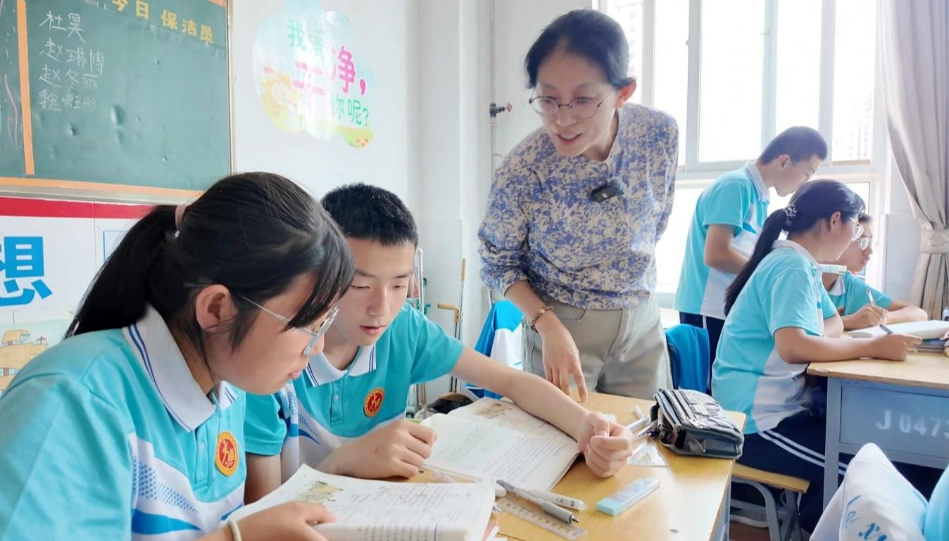 青岛支教教师齐建美在临洮县椒山初级中学支教(香巴才让 摄)