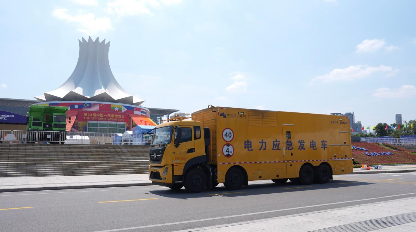 在南宁国际会展中心等重要保供电场所,应急发电车已部署到位。(陈伯鑫 摄)