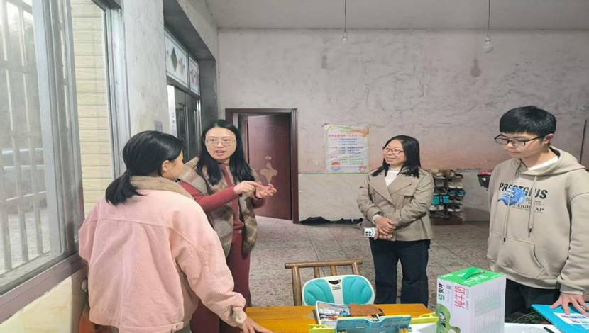 长沙幼儿师范高等专科学院林静教授入户,为低保困境双胞胎儿童开展专业心理辅导与课业帮扶