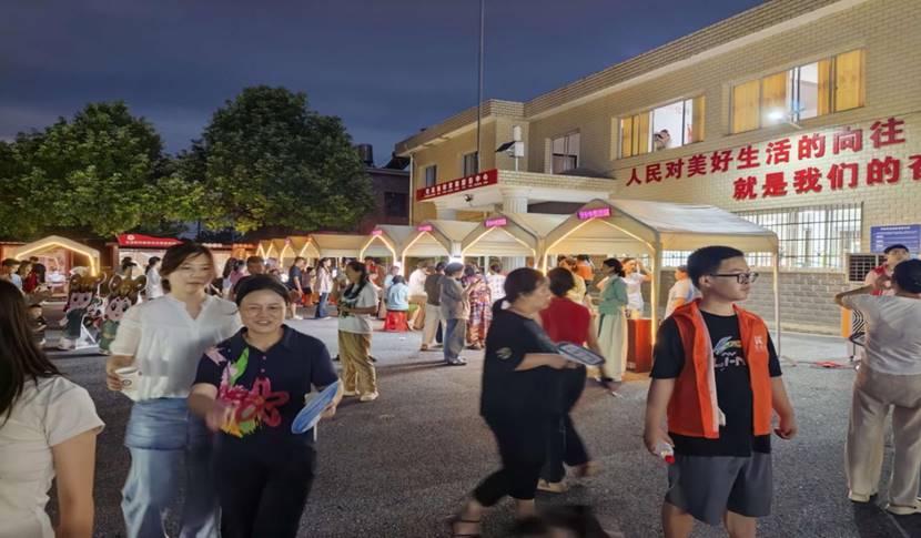 长龙新村联合宁乡市中医院在村委会开展“中医夜市”免费义诊活动,为群众全方面义诊