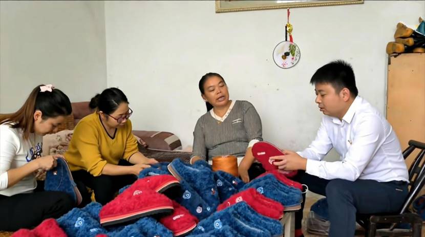 长龙新村扶持残疾妇女发展居家手工产业,村书记饶学志上门帮助刘灿连销售手工拖鞋