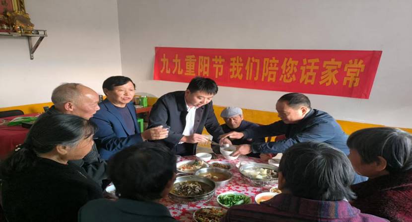 长龙新村开展“为身边的老年朋友做一顿饭的”志愿服务活动,村书记饶学志与老年协会会长朱立章在长龙新村长丰十组陪居家老人就餐