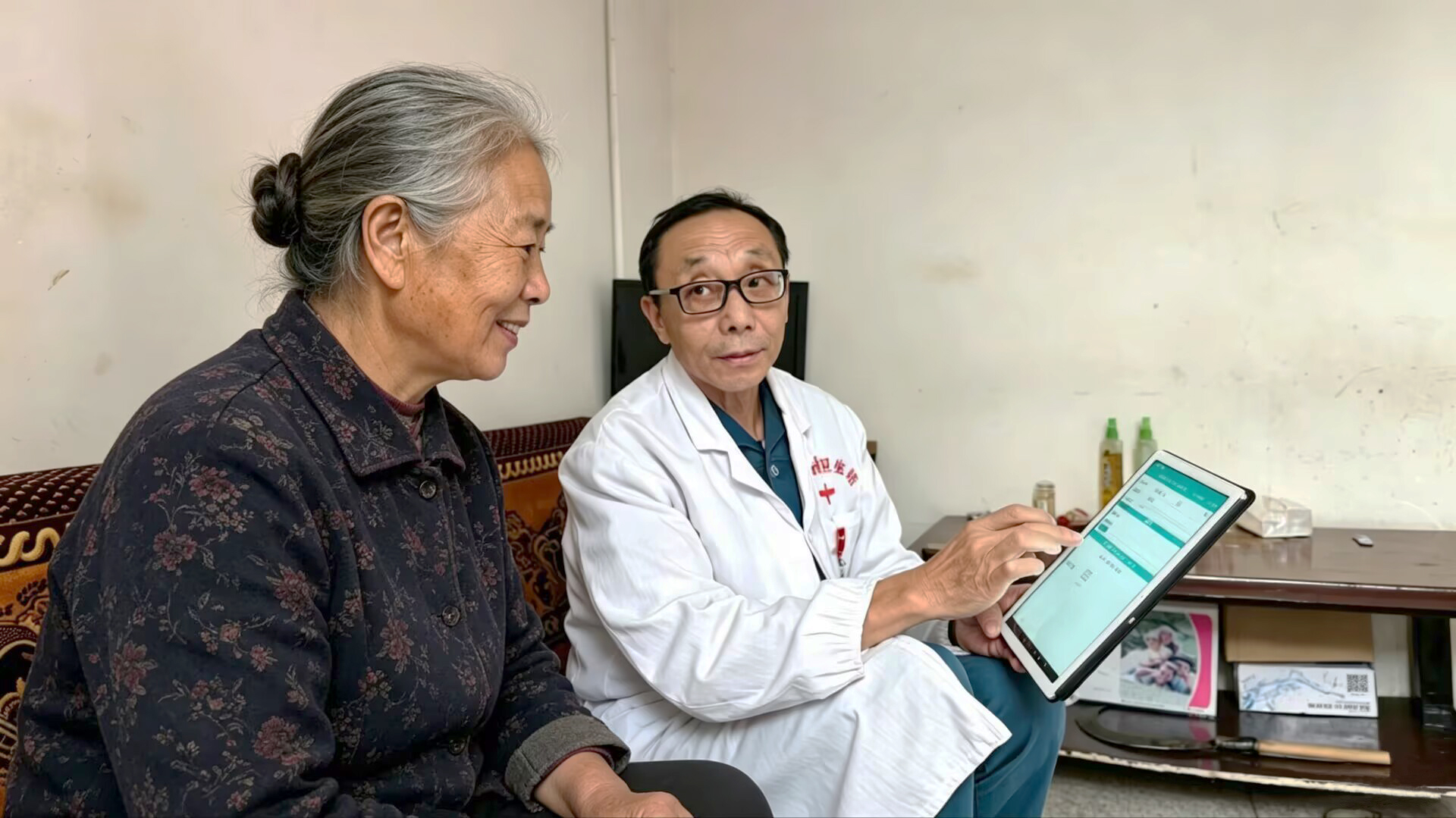 村医李开孝骑行摩托车下乡为群众看病(鄢怀林 摄)