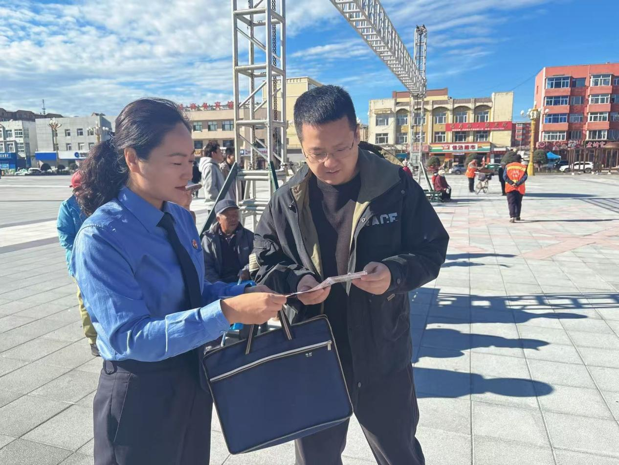 现场发放宣传手册(窦英杰 摄)