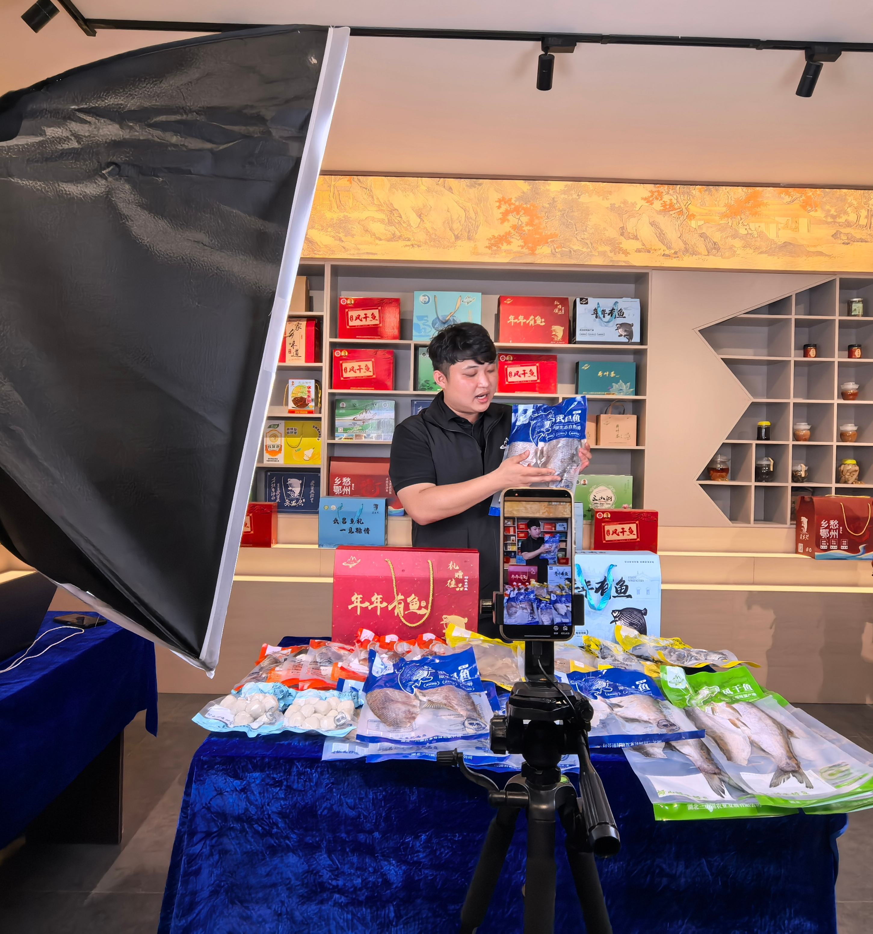 湖北三山湖农业发展有限公司电商负责人吴晗正在直播带货武昌鱼(余惠玲 摄)