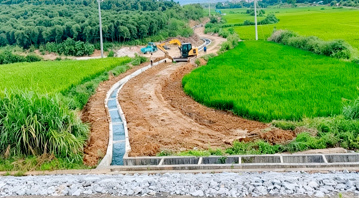 施工人员正对高标准农田建设的沟渠进行加固、清淤。(徐建 摄)