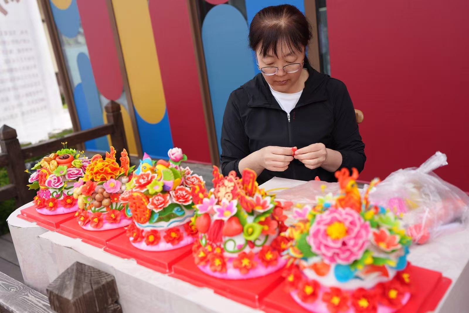 非遗代表性传承人现场展示面塑技艺(席兆平 摄)