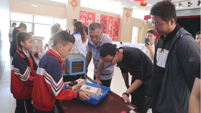 同学们在展示竞赛作品(歹淑丽 摄)