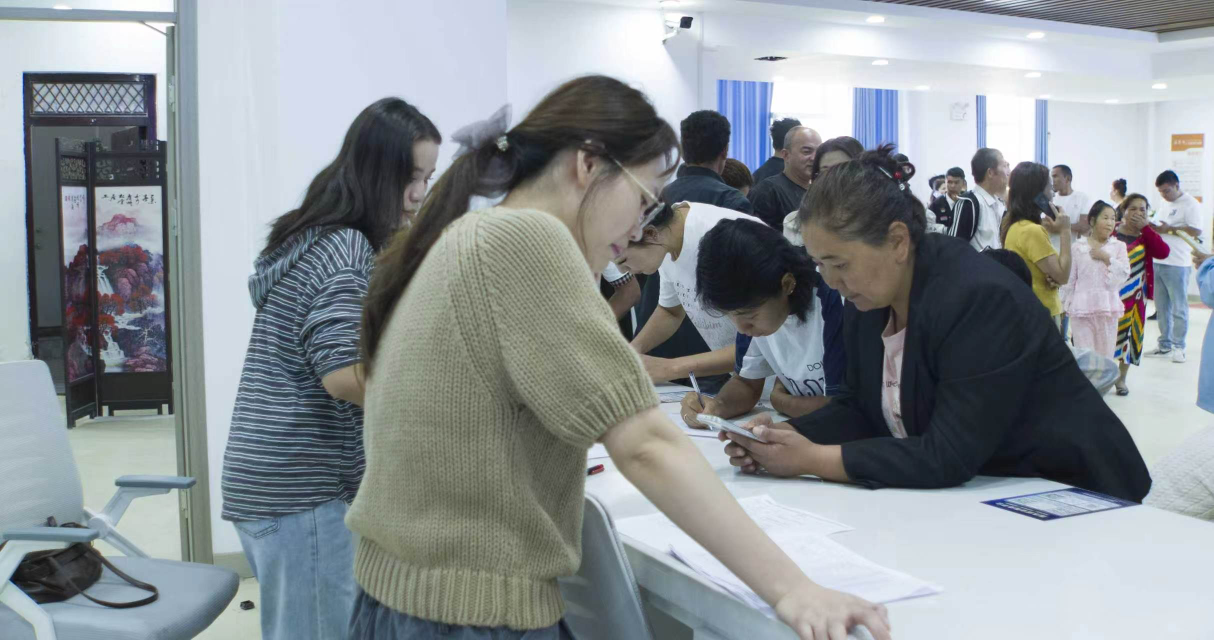 9月14日,求职者在招聘会现场登记求职信息。(王泽才 摄)