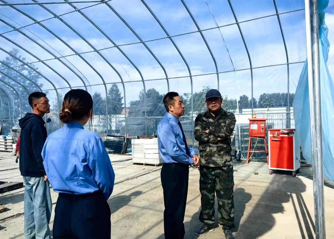 干警深入社区、街道、经营企业开展普法宣讲。(窦英杰 摄)