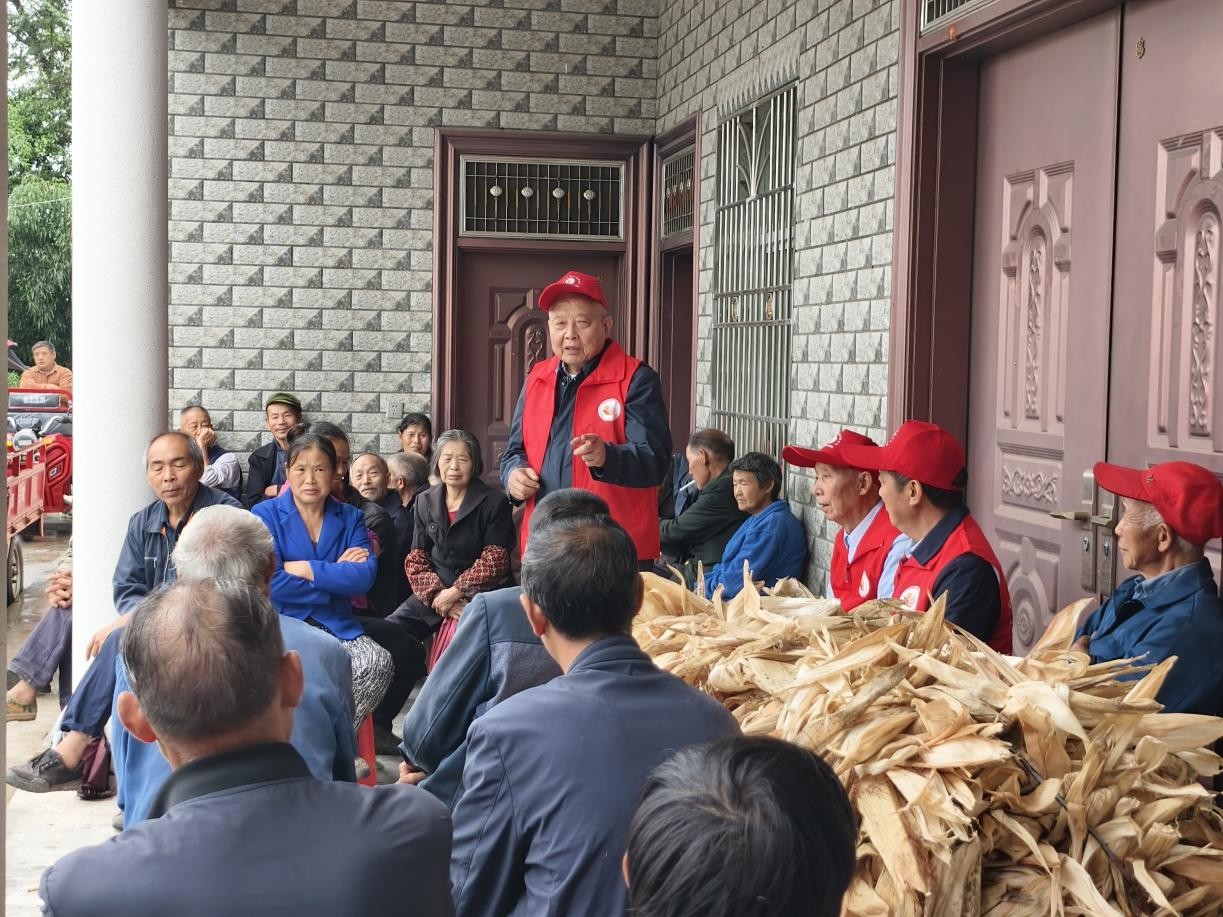 苍溪县银龄宣讲团农技专家在农家院坝开展宣讲(郑玲 摄)