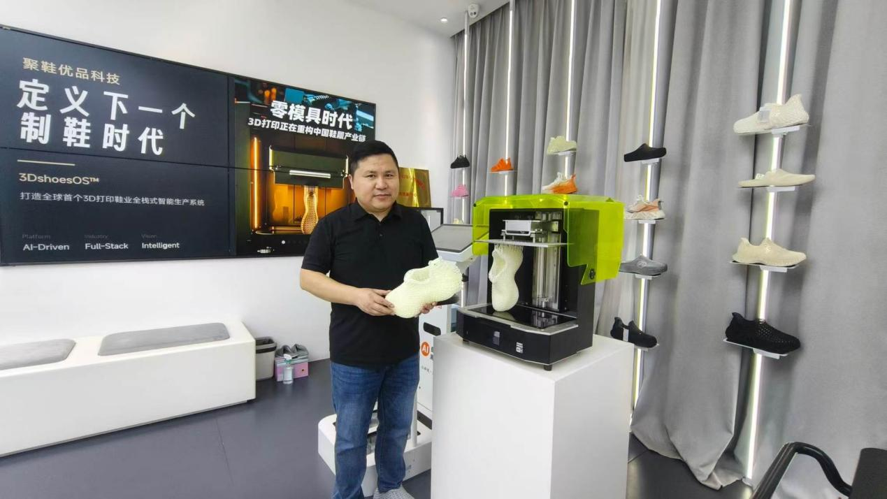 浙江聚鞋优品科技有限公司相关负责人殷刚介绍3D打印变革 (曾庆华 摄)