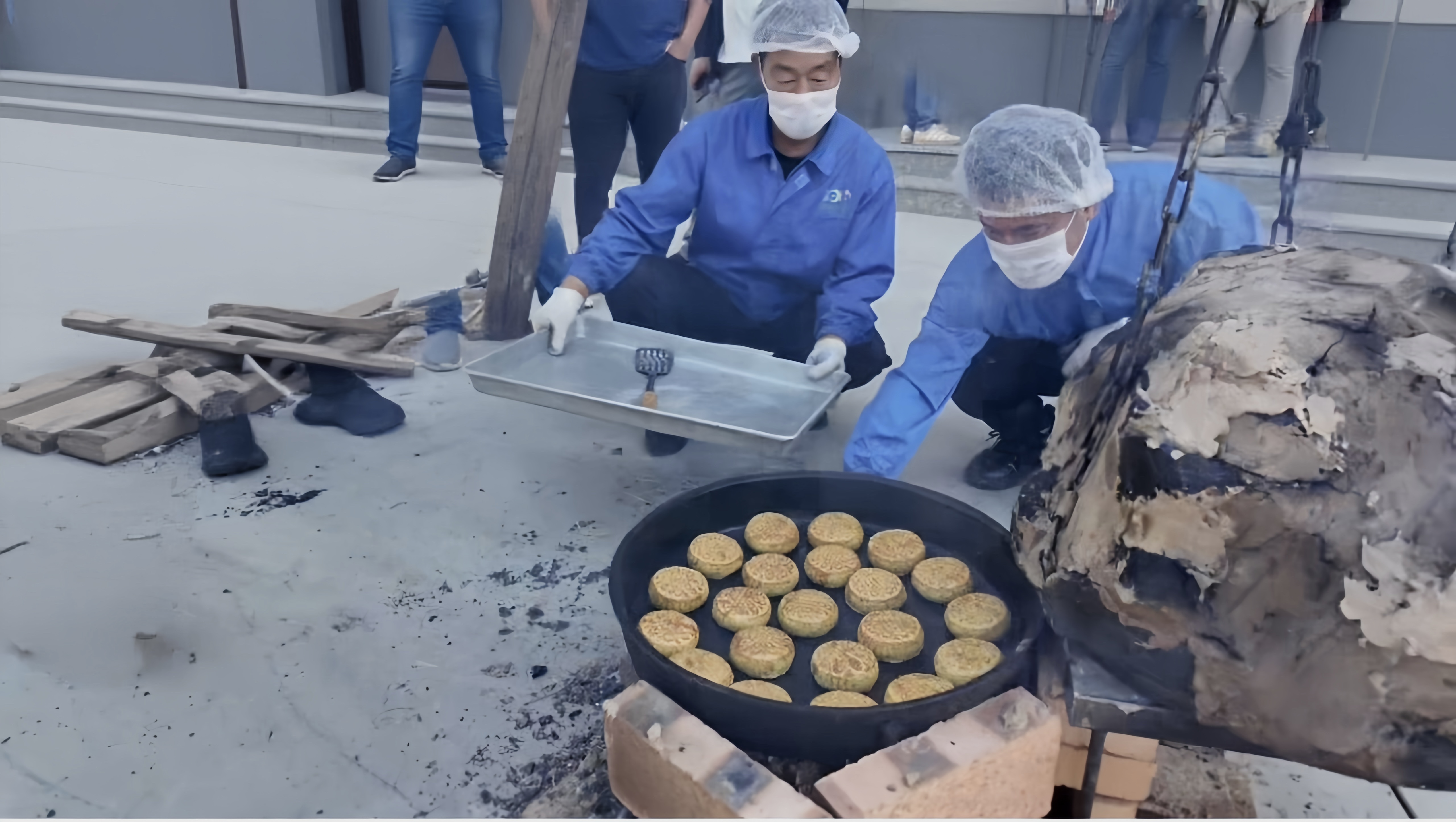 传统炉鏊烤制的神池月饼色泽金黄、香气四溢。(席兆平 摄)