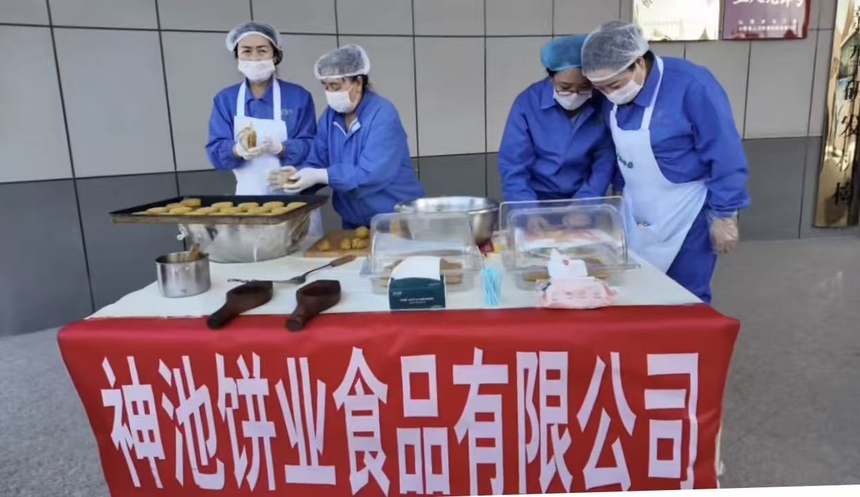 工作人员现场制作神池月饼 (席兆平 摄)