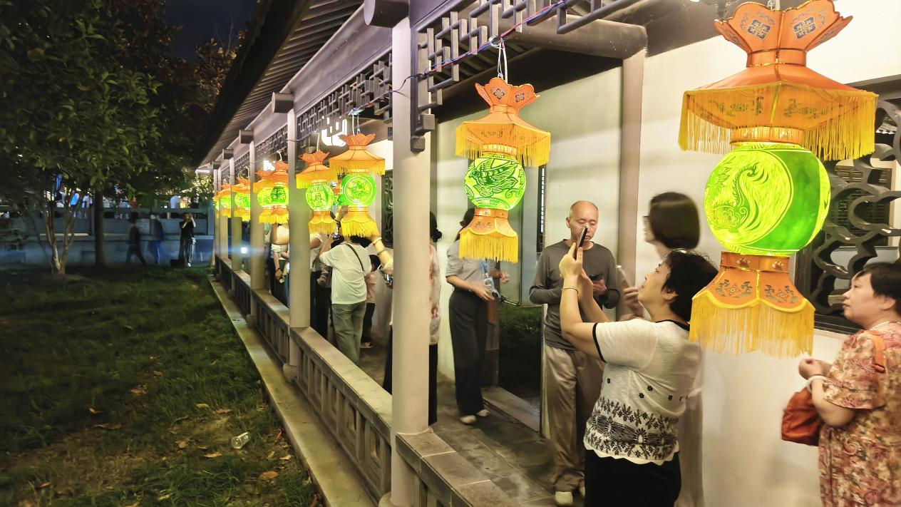 长廊展示西瓜灯现场 (曾庆华 摄)
