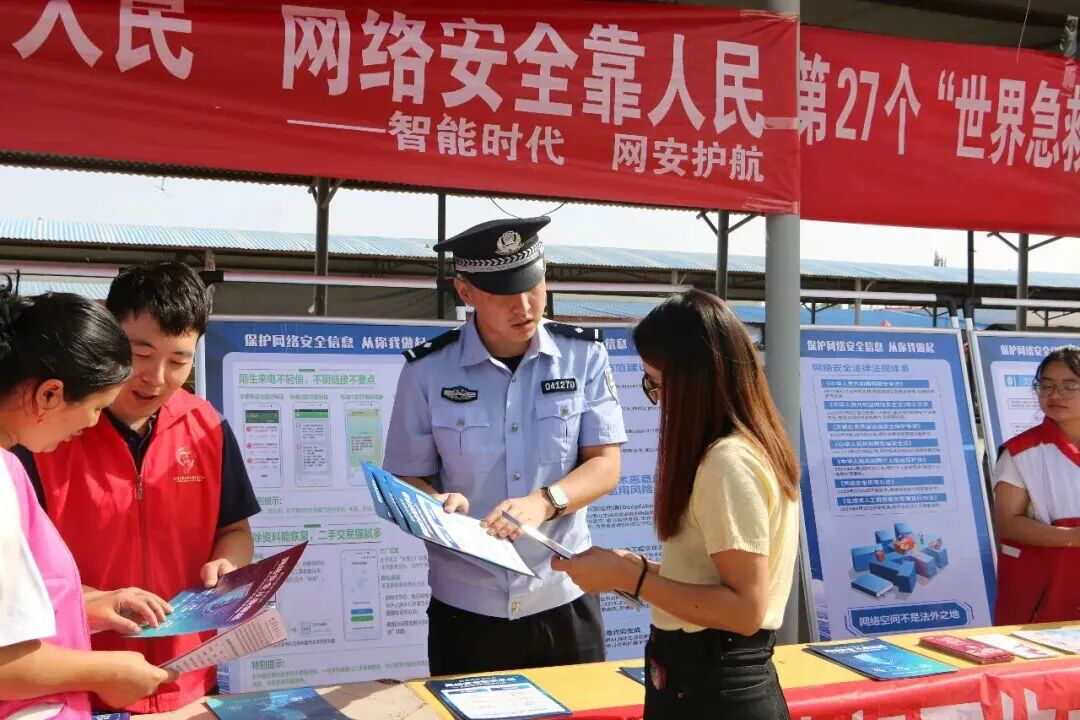 网络安全宣传现场(麦尔耶姆 摄)