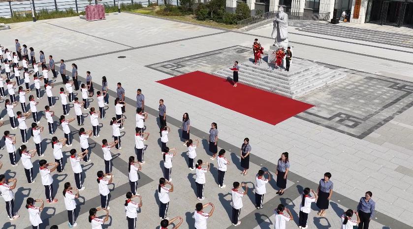曲阜市崇文学校师生代表齐聚广场行“敬师礼”(邱萌 摄)