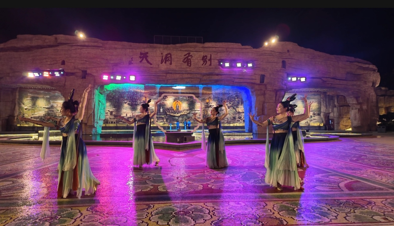夜间歌舞展演增添景区活力(席兆平 摄)