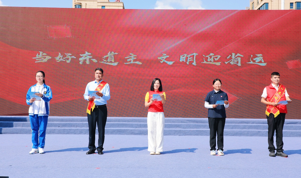 代表共同发出文明迎省运倡议(贾新新 摄)