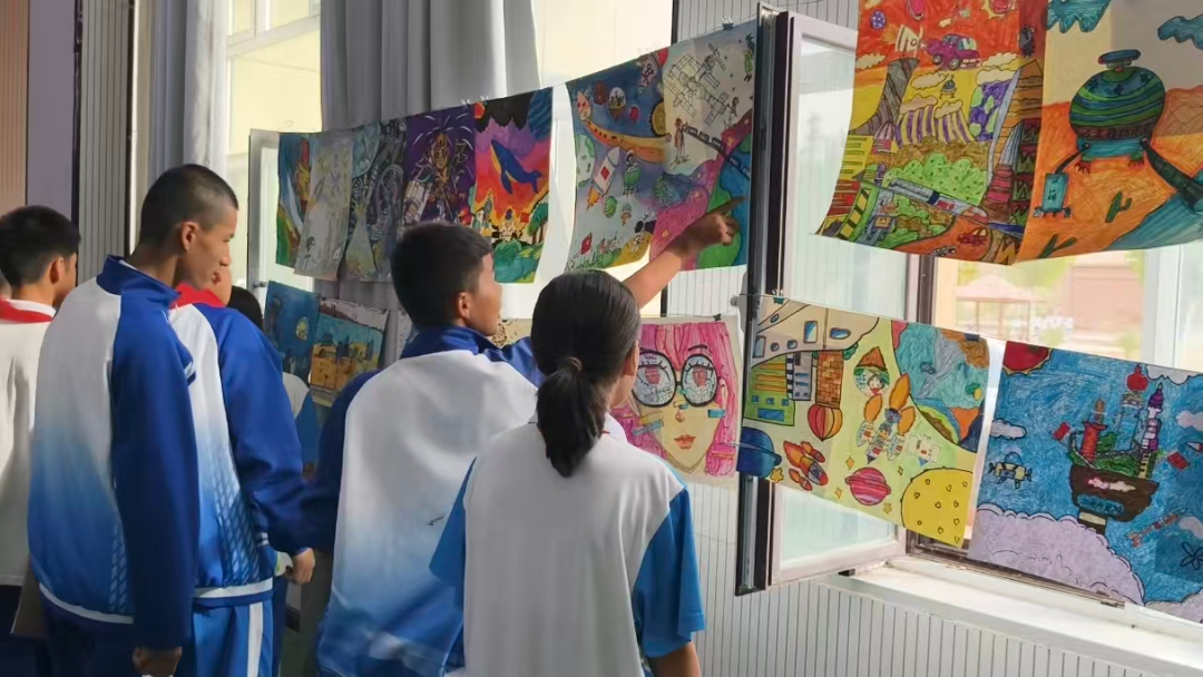 青少年科技创新大赛现场学生相互观摩学习优秀作品(张琳雨 摄)
