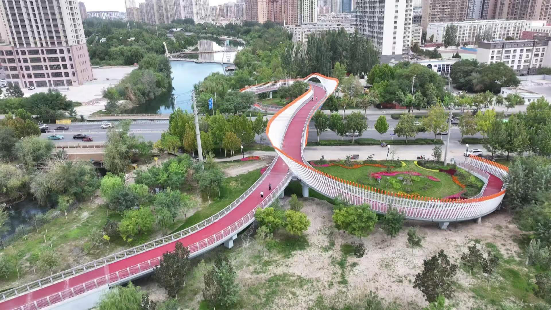 阿克苏市凤泉人行天桥(张勇 摄)