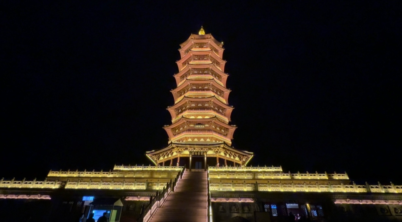 华灯映照下的景观塔璀璨夺目(席兆平 摄)