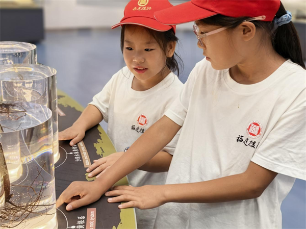 木垒青少年在谷文昌纪念园参观学习。