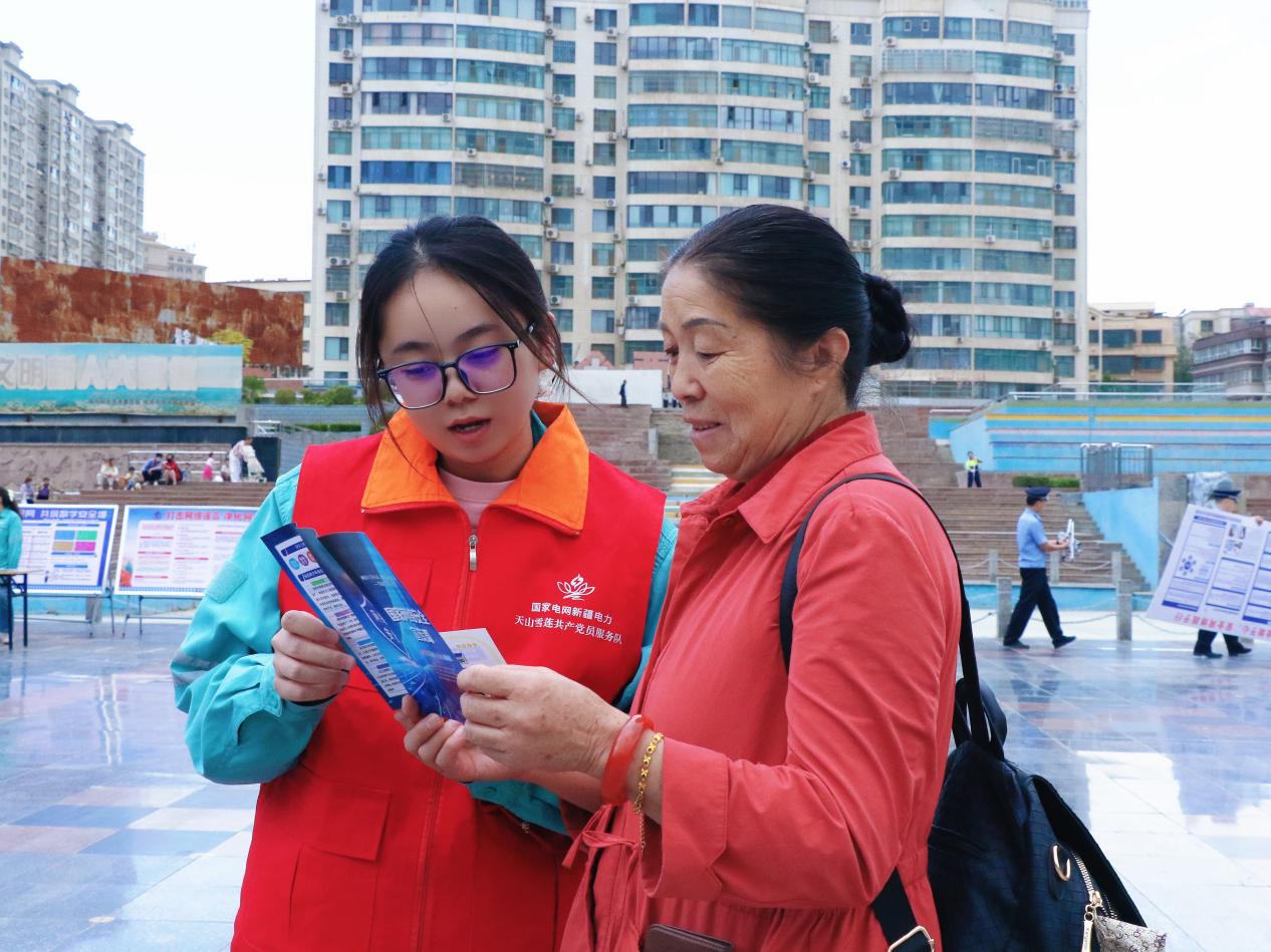 工作人员向市民讲解网络安全知识(邸敏 摄)