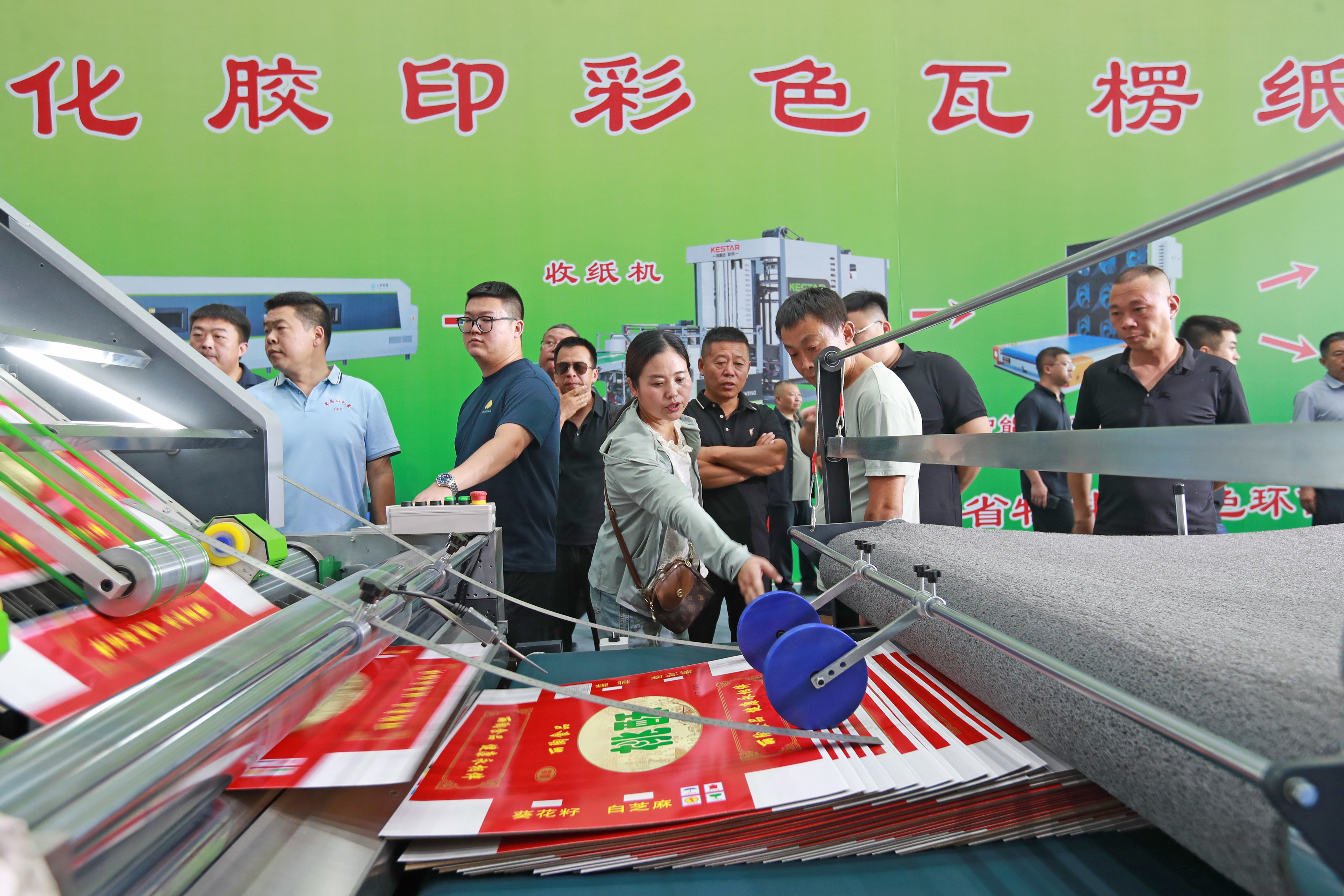 客商在博览会现场参观设备 (姚文海 摄)