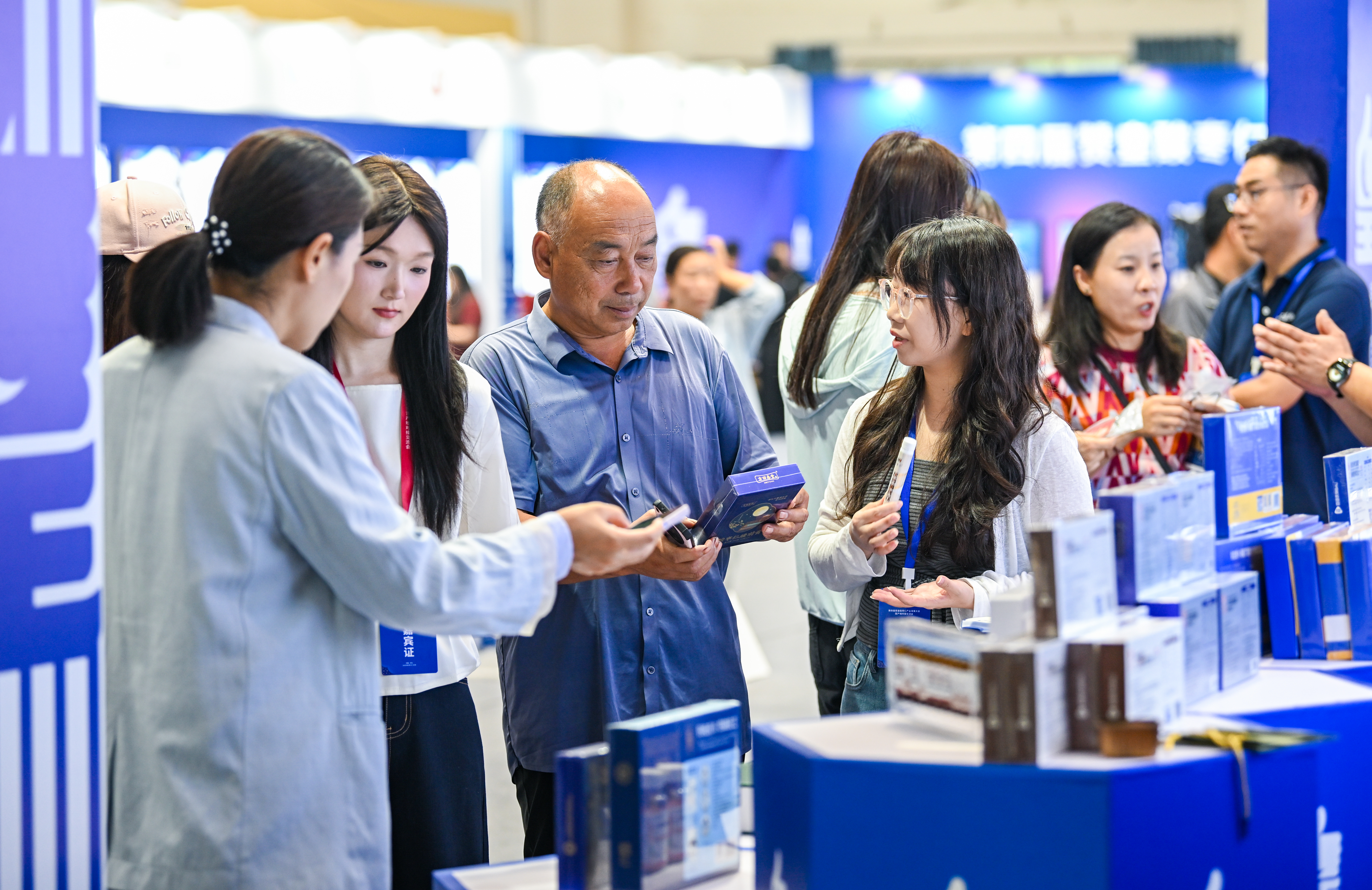 参会嘉宾在特色产品展销区参观 (张晓峰 摄)