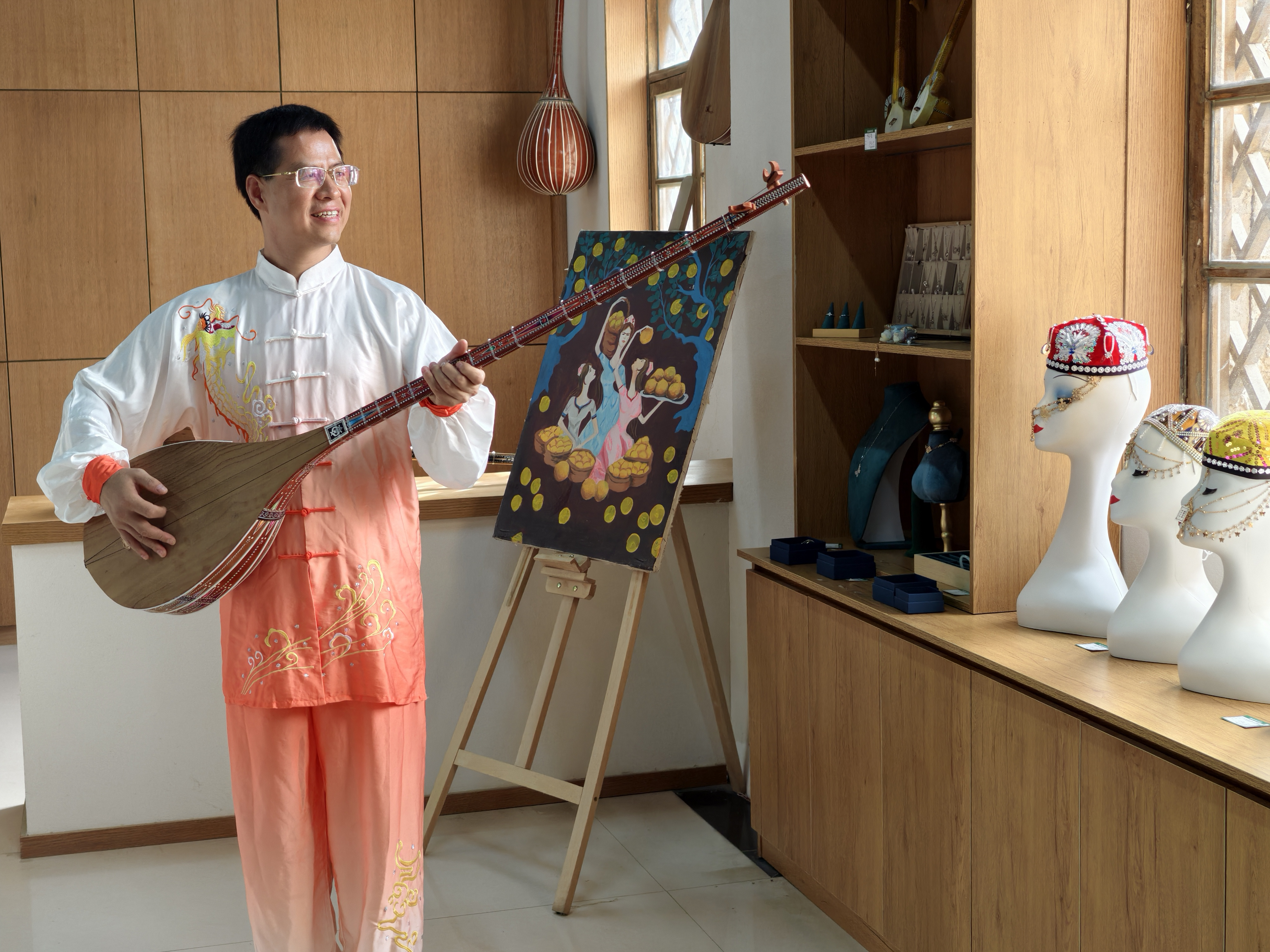 杨来胜怀抱新疆特色乐器都塔尔 (习倩 摄)